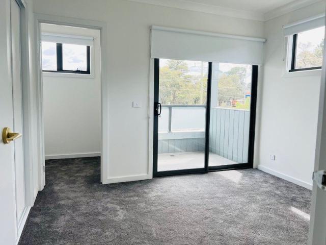 Rooms available in this newly built townhouse opposite the station!