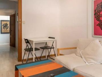 Rooms for rent in 4 bedroom apartment in Madrid