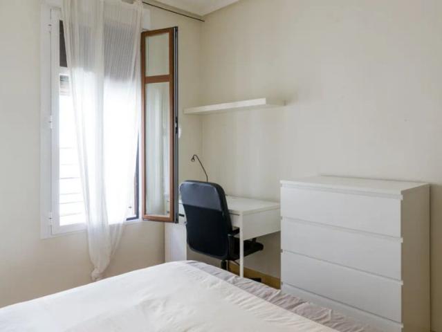 Rooms for rent in 4 bedroom apartment in Old Town, Zaragoza