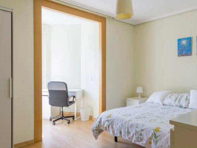 Rooms for rent in 4 bedroom apartment in Old Town, Zaragoza
