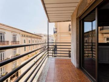 Rooms for rent in 4 bedroom apartment in Ciutat Vella