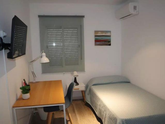 Rooms for rent in 4 bedroom apartment in El Cerro Del Águila