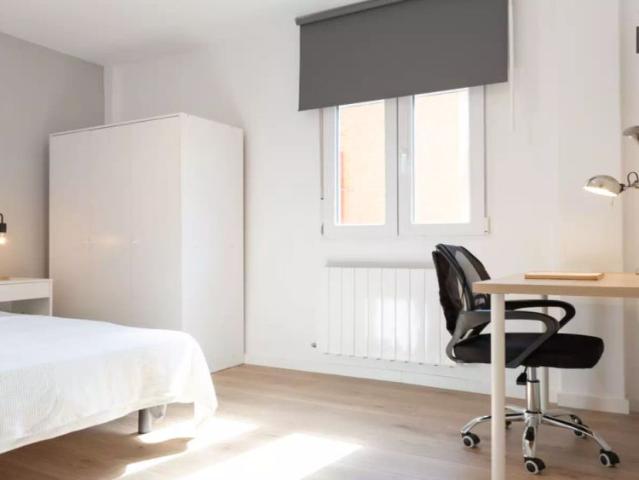Rooms for rent in 4 bedroom apartment in Latina