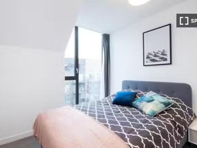 Rooms for rent in 4 bedroom apartment in Stratford, London