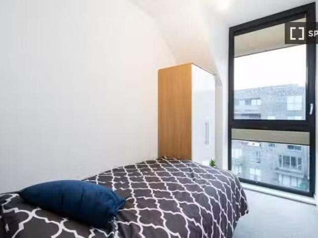 Rooms for rent in 4 bedroom apartment in Stratford, London