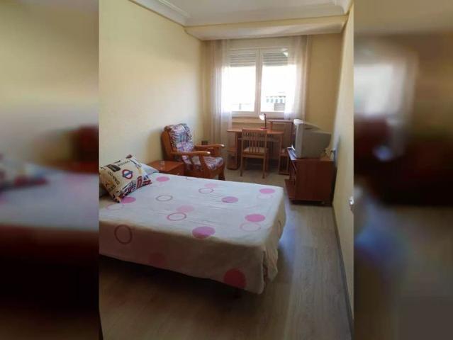 Rooms for rent in 4 bedroom apartment in Salamanca Females