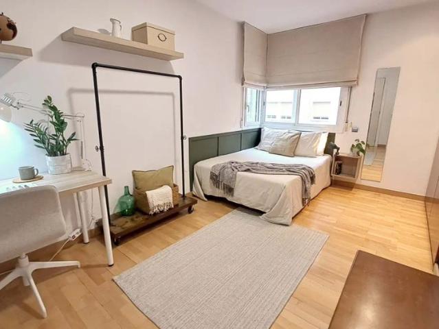 Rooms for rent in 4 bedroom apartment in Sant Gervasi Galvany