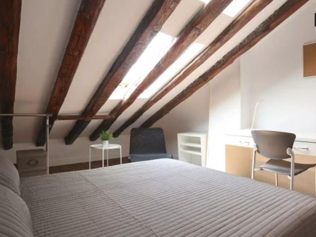 Rooms for rent in 5 bedroom apartment in Atocha