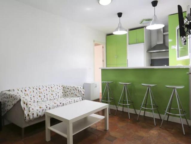 Rooms for rent in 5 bedroom apartment in Atocha