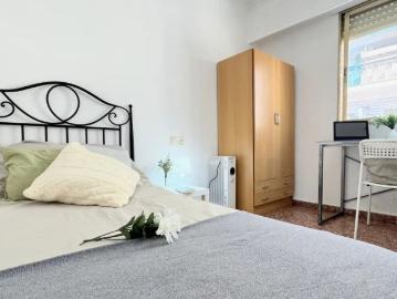 Rooms for rent in 5 bedroom apartment in Burjassot