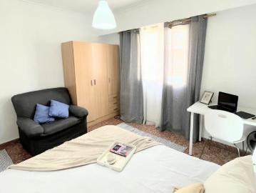 Rooms for rent in 5 bedroom apartment in Burjassot