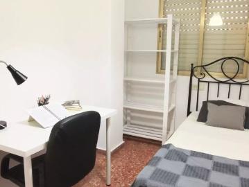 Rooms for rent in 5 bedroom apartment in Burjassot