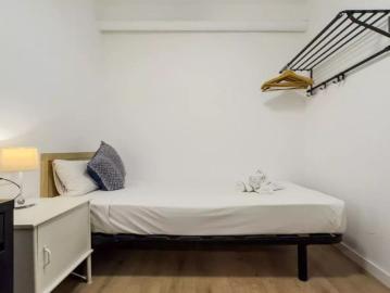 Rooms for rent in 5 bedroom apartment in Gràcia