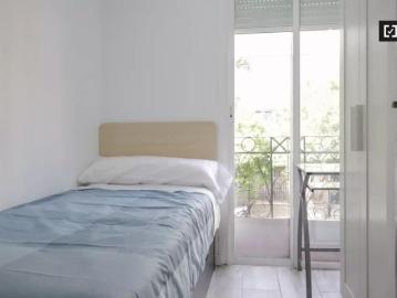 Rooms for rent in 5 bedroom apartment in Portazgo