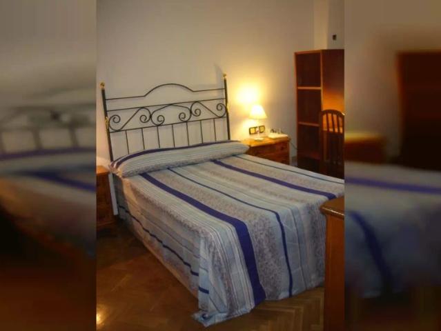 Rooms for rent in 5 bedroom apartment in Salamanca Females