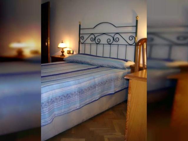Rooms for rent in 5 bedroom apartment in Salamanca Females
