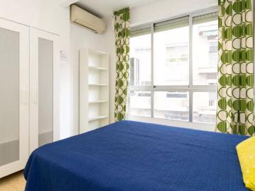 Rooms for rent in 6 bedroom apartment in Granada