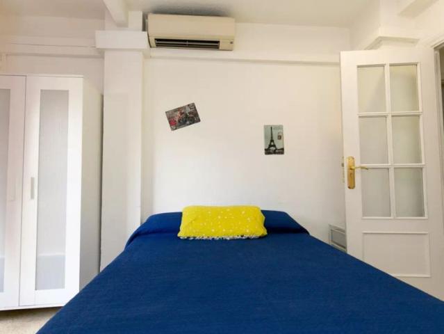 Rooms for rent in 6 bedroom apartment in Granada