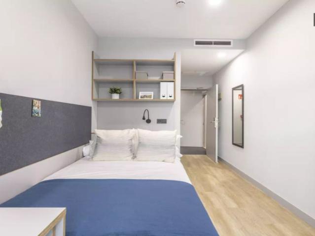 Rooms for rent in 6 bedroom Apartment in Seville