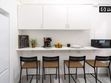 Rooms for rent in 7 bedroom apartment in Valencia