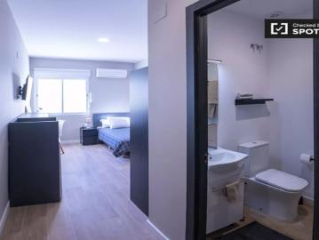 Rooms for rent in 11 bedroom apartment in Burjassot