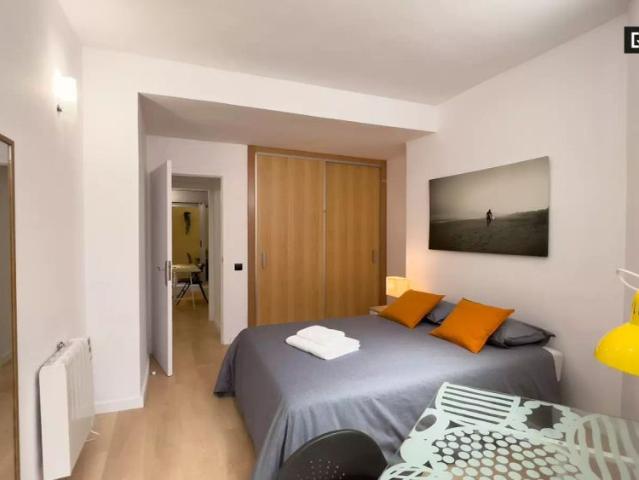 Rooms for rent in 3 bedroom apartment in El Guinardó