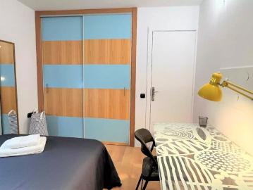 Rooms for rent in 3 bedroom apartment in El Guinardó