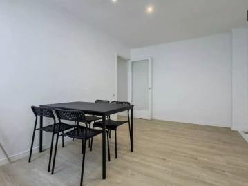 Rooms for rent in 3 bedroom apartment in L'Hospitalet De Llobrega