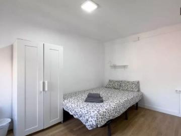 Rooms for rent in 3 bedroom apartment in L'Hospitalet De Llobregat