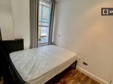 Rooms for rent in a 4 bedroom flatshare in Clapham, London