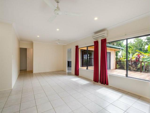 ROOMY COOYA BEACH HOME