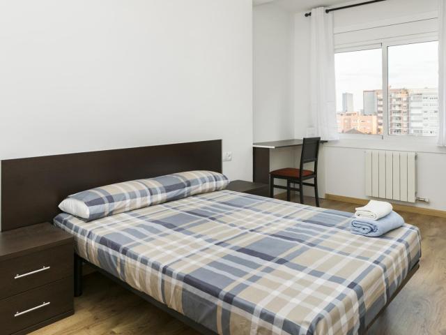 Roomy double bedroom in El Clot, near Escola Superior de Música de Catalunya