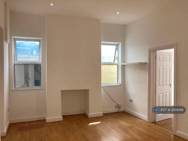 Roath, Cardiff, CF24 2 bed flat to rent £975 pcm £225 pw