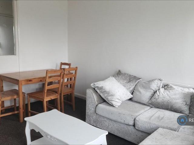 Roachdale, Manchester, OL12 4 bed flat to rent £1,299 pcm £300 pw