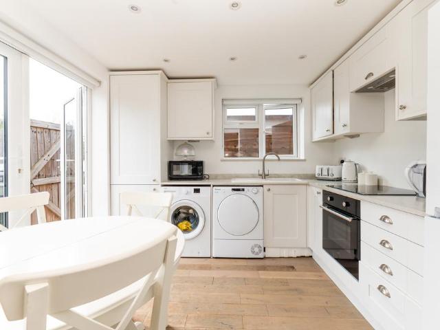 Roakes Avenue, Addlestone KT15 3 bed end of terrace house to rent £1,950 pcm £450 pw