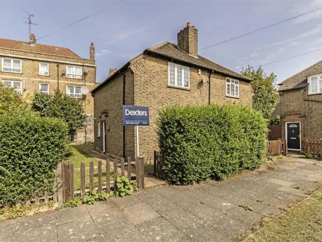 Roan Street, London SE10 2 bed semi detached house to rent £2,500 pcm £577 pw