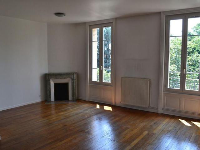 ROANNE A LOUER STUDIO MEUBLE