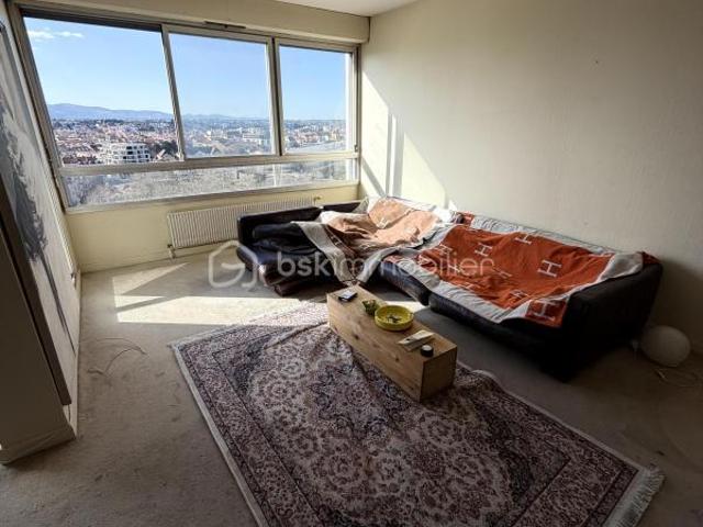 Roanne hyper centre Bel appartement de 80 m2 avec vue imprenable, grands balcons, parkings privé et cave