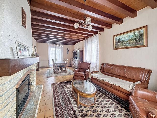 ROBUSTE MAISON DE PLAIN PIED AVEC PARC DE 4 600 M² ET PUITS PRIVÉ