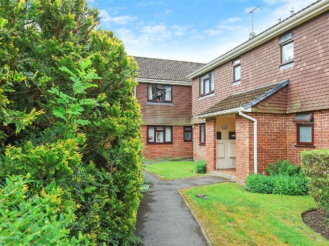 Robyns Way, Edenbridge, Kent TN8, 1 bed flat to rent, £1,195 pcm | PrimeLocation