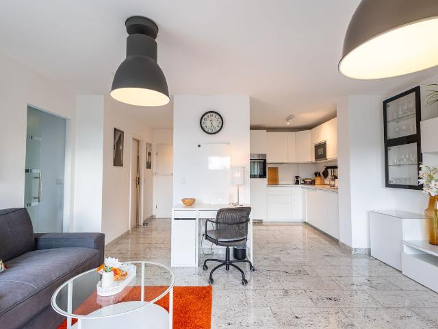 Rob’s Place – Quiet 2 Room Oasis, Essen Amsterdam Apartments for Rent