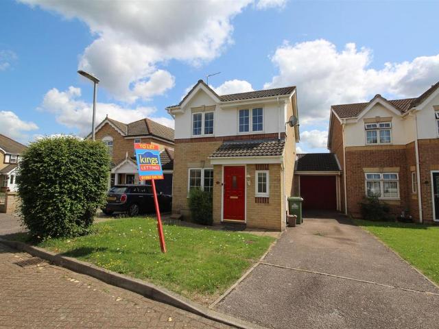 Roberts Close, Cheshunt 3 bed link detached house to rent £2,150 pcm £496 pw