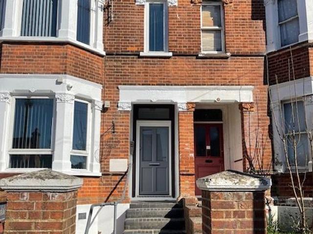 Roberts Road All Bills Included, High Wycombe HP13, 1 bed flat to rent, £1,200 pcm | PrimeLocation