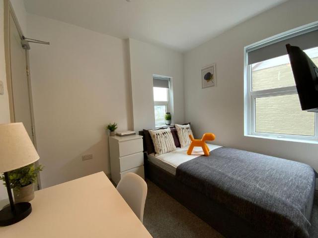 Roberts Road, High Wycombe, HP13 1 bed in a house share to rent £850 pcm £196 pw