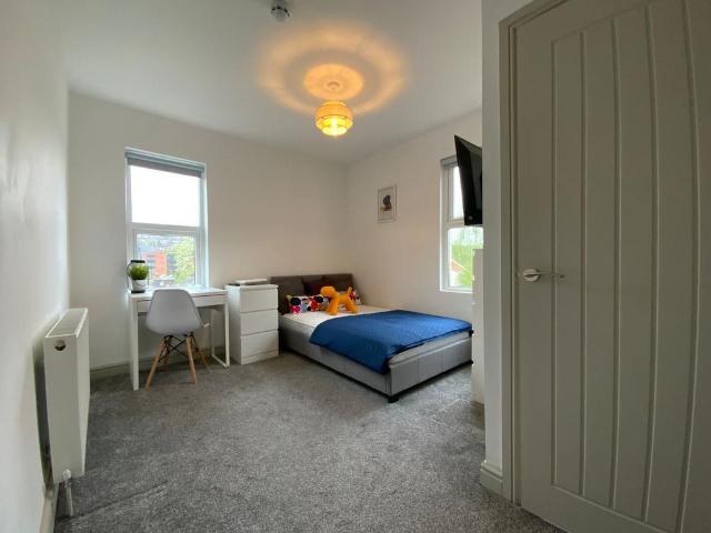 Roberts Road, High Wycombe, HP13 1 bed in a house share to rent £850 pcm £196 pw