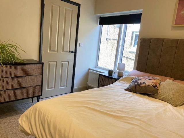 Roberts Road, High Wycombe, HP13 Studio to rent £950 pcm £219 pw