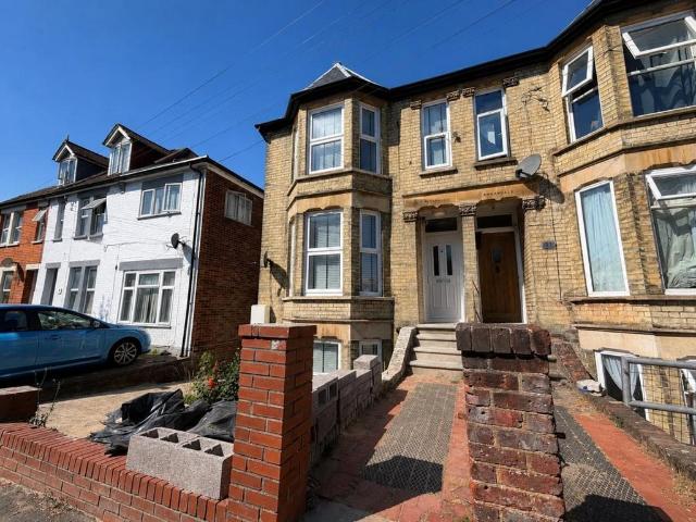Roberts Road, High Wycombe 1 bed in a house share to rent £825 pcm £190 pw