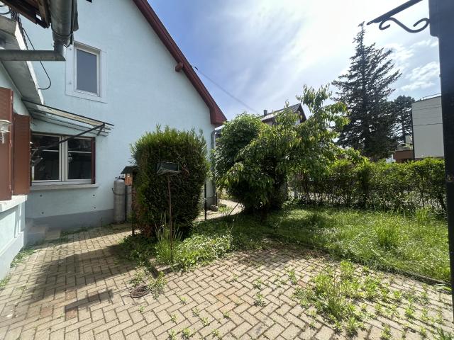 Robertsau centre, maison de 1900, d'une superficie de 129 m2 habitables avec petit jardin et garage