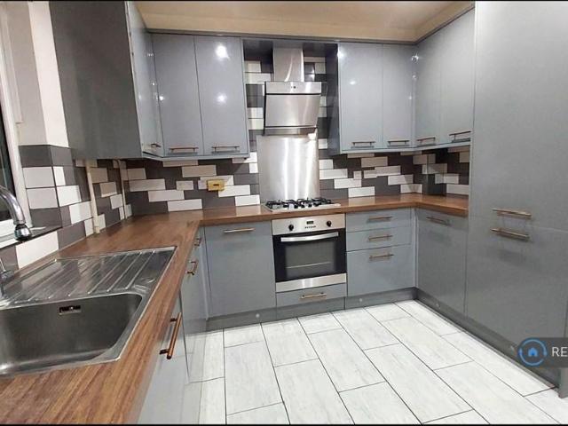 Robertson Close, Milton Keynes, MK5 4 bed semi detached house to rent £1,850 pcm £427 pw