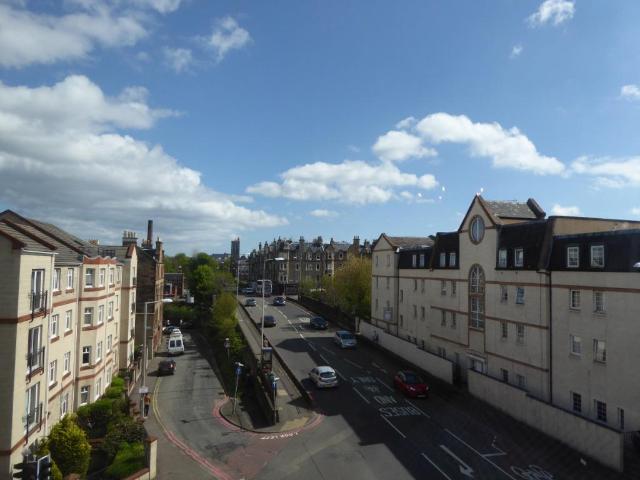 Robertson Avenue, Slateford. 3 bed flat to rent £2,300 pcm £531 pw